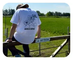 imagen hombre sobre tranquera con remera Al que madruga dios lo ayuda El Malevo